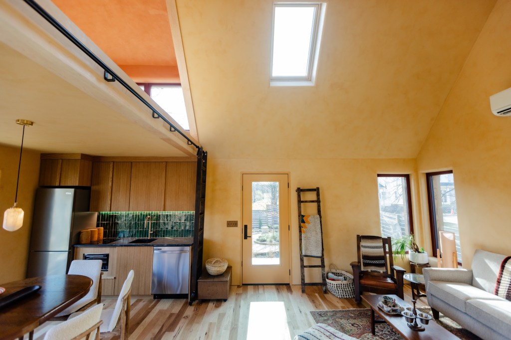 Interior warmth of the lime and earthen plaster